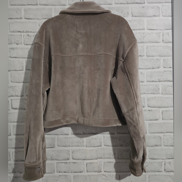 EUC Abercrombie & Fitch Women's Cropped Corduroy Velour Shirt Jacket Tan Size M - Picture 6 of 10